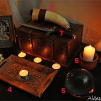 Altar Ásatrú con cuerno vikingo y velas